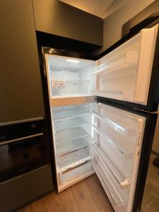 einem leeren Kühlschrank mit offener Tür in der Küche in der Unterkunft İstanbul Nişantasi Vip Residance in Istanbul