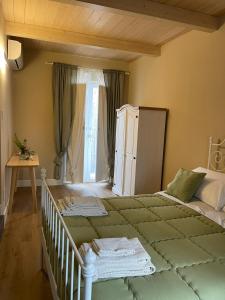 Un dormitorio con una cama grande y una ventana en B&B Ai Cortili, en Sant'Egidio del Monte Albino