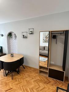 a dining room with a table and a mirror at My Better Place zur Lügenbrücke in Sibiu