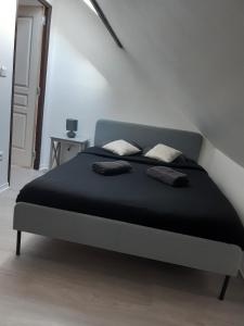 Posteľ alebo postele v izbe v ubytovaní charmant logement d'Amiens