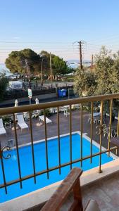 d'un balcon avec vue sur la piscine. dans l'établissement Apartment & Studios Haido, à Vourvourou