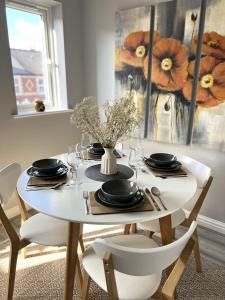 a dining room with a white table and chairs at Reading City Centre - Free Parking - Franklin Suite in Reading