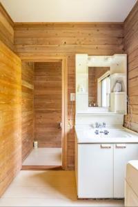 uma casa de banho com um chuveiro, um lavatório e um espelho. em ウッドペッカー小径 em Nasu