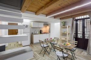 a kitchen and dining room with a table and chairs at Calypso Il Binario Elegance in Palermo