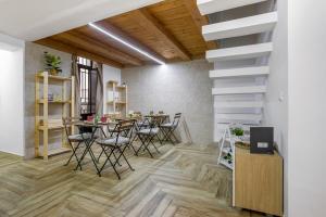Televízia a/alebo spoločenská miestnosť v ubytovaní Calypso Il Binario Elegance