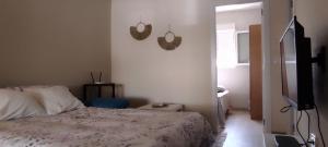 Łóżko lub łóżka w pokoju w obiekcie ZEUS BEACH Apartament