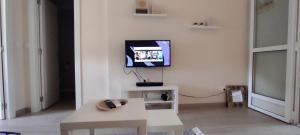 Telewizja i/lub zestaw kina domowego w obiekcie ZEUS BEACH Apartament