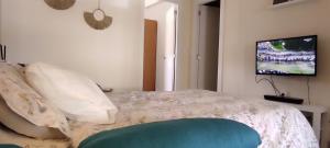 Łóżko lub łóżka w pokoju w obiekcie ZEUS BEACH Apartament