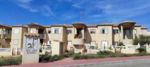 duży budynek apartamentowy z znakiem przed nim w obiekcie ZEUS BEACH Apartament w mieście Torrevieja