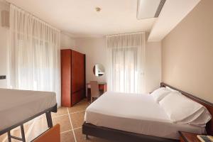 um quarto de hotel com uma cama e uma janela em Lime Hotel em Rimini
