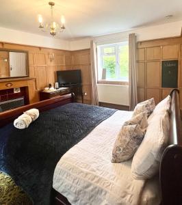 um quarto com uma cama grande e uma janela em Canalside Cottage em Barton under Needwood