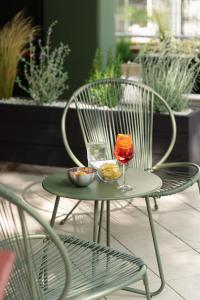 uma mesa com um copo de vinho e uma taça de comida em Lime Hotel em Rimini