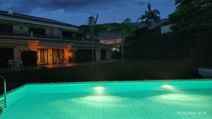 Der Swimmingpool an oder in der Nähe von Elegant and Peaceful Aparments with Pool and Garden