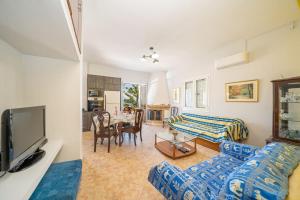 sala de estar con sofá y TV en Villa Stunning Views en Karavadhos