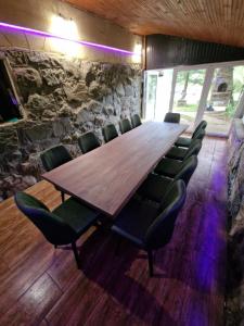 uma sala de conferências com uma mesa de madeira e cadeiras em Arizona forest em Velika Remeta