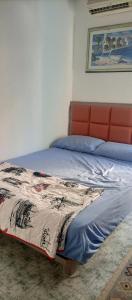 1 cama con cabecero naranja en un dormitorio en Caglayan pansiyon, en Bodrum City