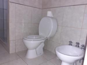 łazienka z toaletą i umywalką w obiekcie Departamento temporal Mariano w mieście Santa Rosa