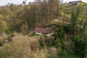 eine Luftansicht eines Hauses auf einem Hügel in der Unterkunft Vila DOLINA MIRU in Zavrč