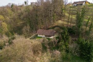 una vista aérea de una casa en una colina en Vila DOLINA MIRU, en Zavrč