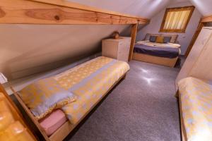 1 dormitorio con 2 camas en una habitación en Vila DOLINA MIRU, en Zavrč