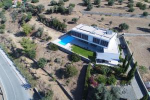 uma vista aérea de uma casa com piscina em Pluto luxury Villa em Ora