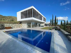 Bazén v ubytování Luxury Villa Pluto Stunning Mountain Views nebo v jeho okolí