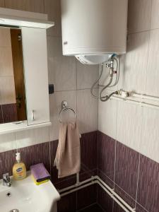 W łazience znajduje się umywalka, lustro i ręcznik. w obiekcie Wooden house Nada (Drvena kuća Nada) w mieście Zaovine