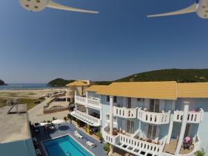 Utsikt över poolen vid Hotel Spiros eller i närheten