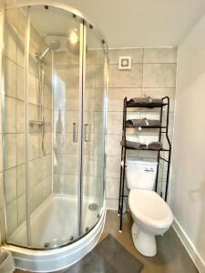 uma casa de banho com um chuveiro, um WC e um chuveiro em Kyle house em Longley