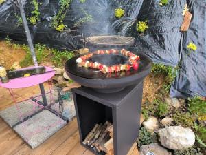 a grill sitting on top of a stove at Au Doubs Kota 