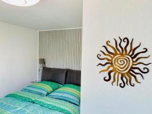 a bedroom with a wall with a sticker of a sun at AnNa Home & Sunny Home Apartments in Karlsruhe