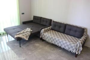 twee banken in een woonkamer met een bank bij Appartement 1+1 in Alanya in Alanya