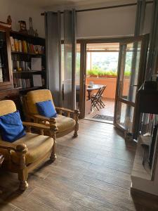 sala de estar con 2 sillas y mesa en Casa Angelo en Palau