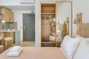 1 dormitorio con 1 cama con 2 toallas en Yasemi Luxury Rooms en Limenas