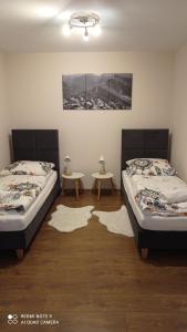 Łóżko lub łóżka w pokoju w obiekcie Dębowy Apartamenty/Pokoje