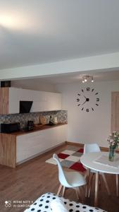 Kuchnia lub aneks kuchenny w obiekcie Dębowy Apartamenty/Pokoje