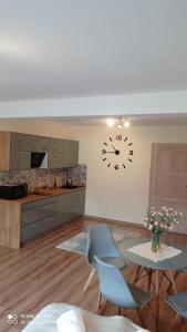 Kuchnia lub aneks kuchenny w obiekcie Dębowy Apartamenty/Pokoje