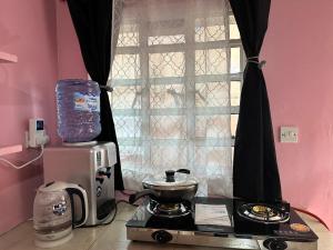 eine Küche mit einer Theke mit einem Mixer und einem Fenster in der Unterkunft Ruth's Studio - Kericho in Kericho