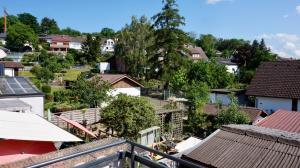 - une vue sur une ville avec des maisons et des toits dans l'établissement Haus Ebert, à Königsbach Stein