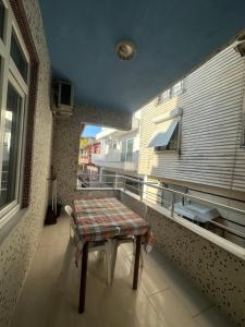 - Balcón con mesa y ventana en Ada apart motel, en Marmara