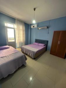 1 dormitorio con 2 camas y ventana. en Ada apart motel, en Marmara