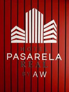 un panneau rouge avec les mots pascale realay dans l'établissement Aw Hotel Pasarela Real, à Cali