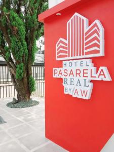 un panneau indiquant un hôtel pasarayanayan real aston dans l'établissement Aw Hotel Pasarela Real, à Cali