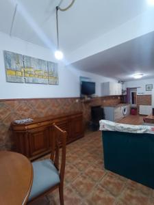 uma sala de estar com uma mesa e uma cozinha em La Casassa em Les Coves de Vinroma