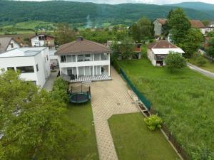 una vista aérea de una casa con patio en Villa Al Nemah, en Bihać