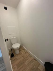 een badkamer met een wit toilet in een kamer bij Studio au pied du tram avec Jardin et Parking in Montpellier