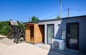 une petite maison avec un escalier à côté de celle-ci dans l'établissement Körös-parti Terasz Vendégház, à Békésszentandrás