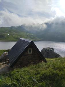 une petite maison sur une colline à côté d'un lac dans l'établissement Lake house Draskovici, à Kolašin