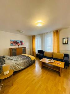 una camera da letto con un letto, un divano e un tavolo di CENTRAL STUDIO CLOSE TO ANDRASSY AVENUE for 4 persons a Budapest
