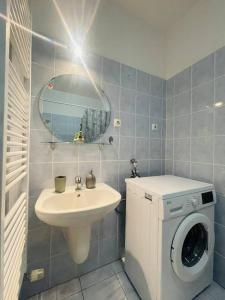 un bagno con lavandino e lavatrice di CENTRAL STUDIO CLOSE TO ANDRASSY AVENUE for 4 persons a Budapest
